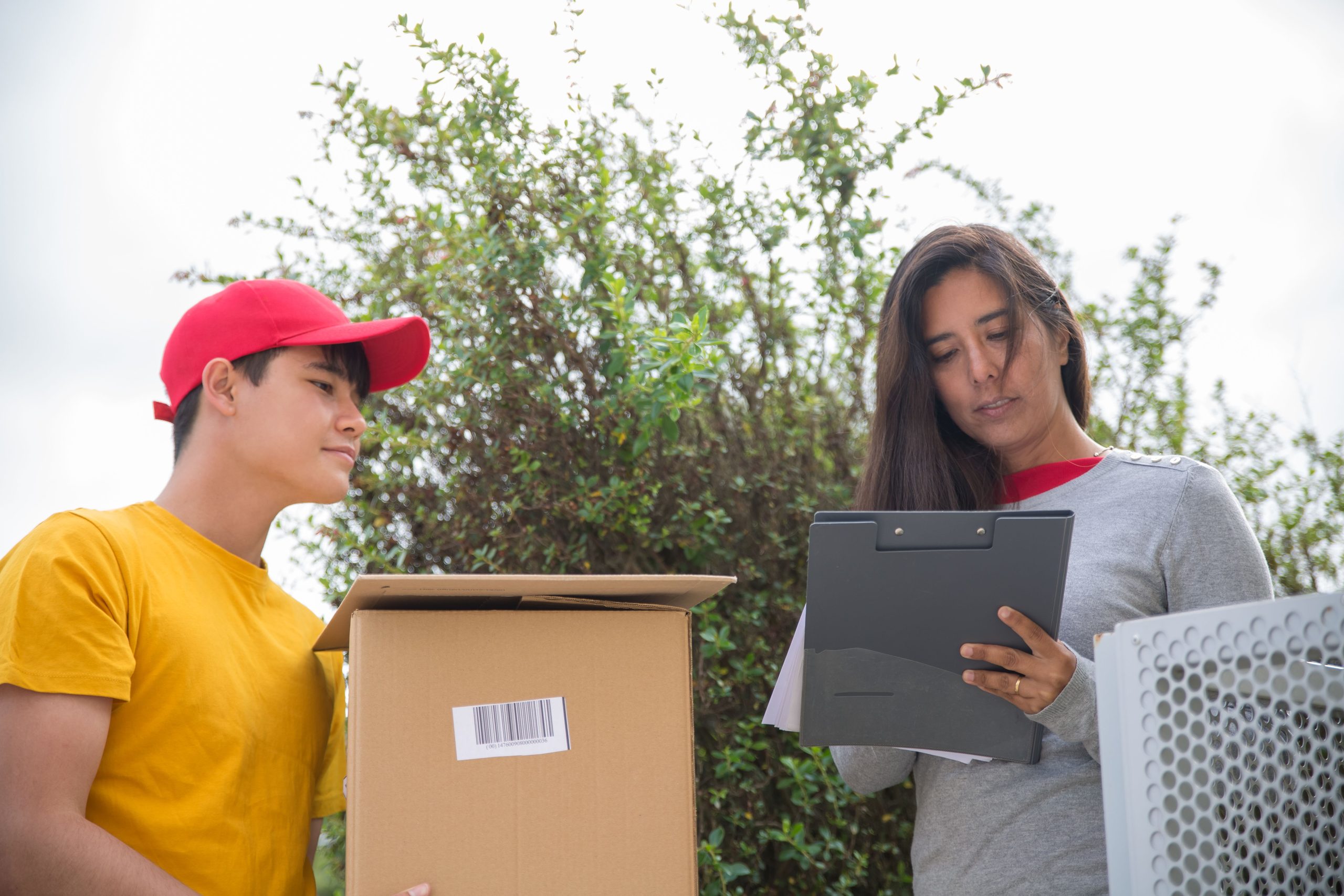 testimonial-skip-01 Checklist and quality assurance of the parcel being shipped.